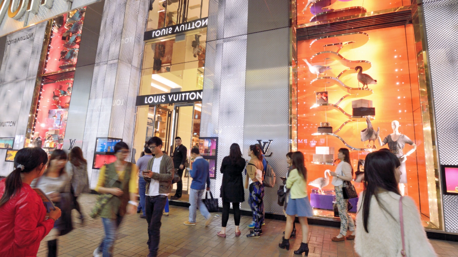 How Does Luxury Advertising Shape Consumer Behavior? how-does-luxury-advertising-shape-consumer-behavior